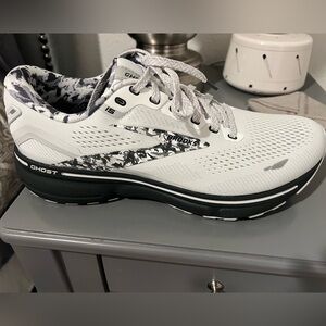 Brand New Brooks Ghost 15 Women Running/ Walking Shoe Size 10